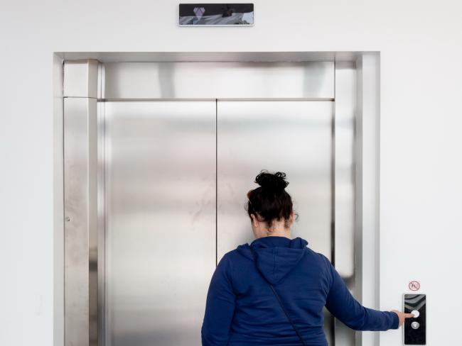 2-летнему ребенку зажало руку дверью лифта в Ришон ле-Ционе