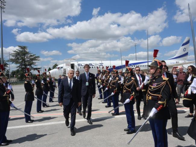 Глава правительства Израиля Яир Лапид прибыл в Париж