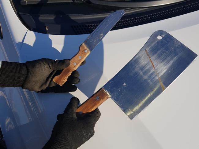 Сотрудники дорожной полиции задержали араба, в машине которого были найдены два ножа