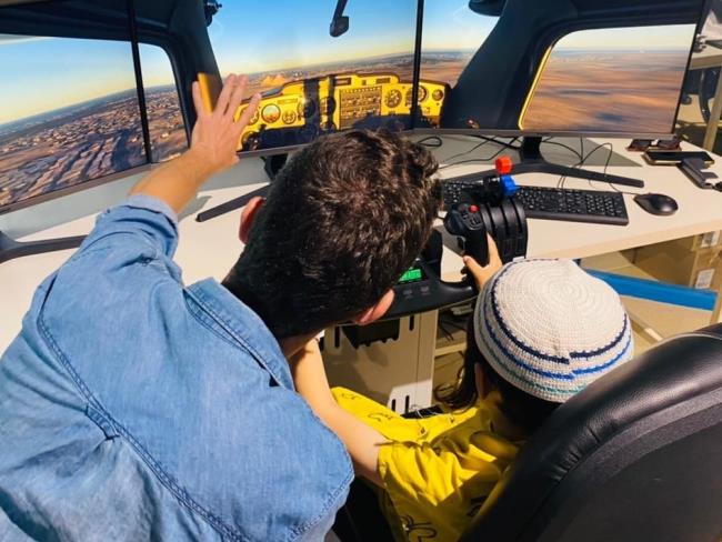 «Взлетай и выздоравливай»: авиасимулятор в больнице Шнайдер позволяет больным детям «летать» по всему миру