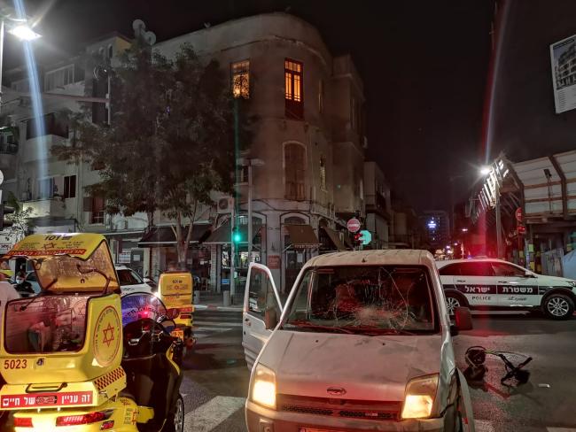 В Тель-Авиве автомобиль сбил пару, ехавшую на самокате