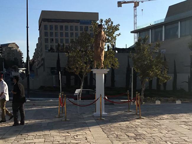 В Иерусалиме снесли «золотую» статую Мирьям Наор