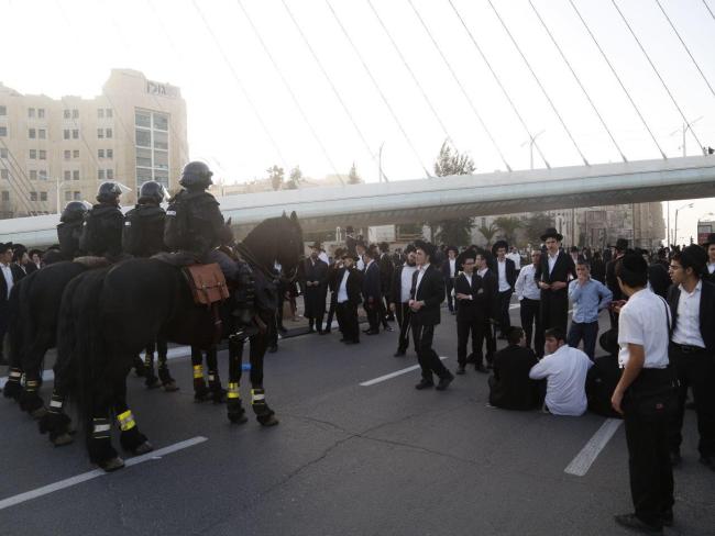 Полиция применила «скунса» во время разгона демонстрации харедим в Иерусалим - фото