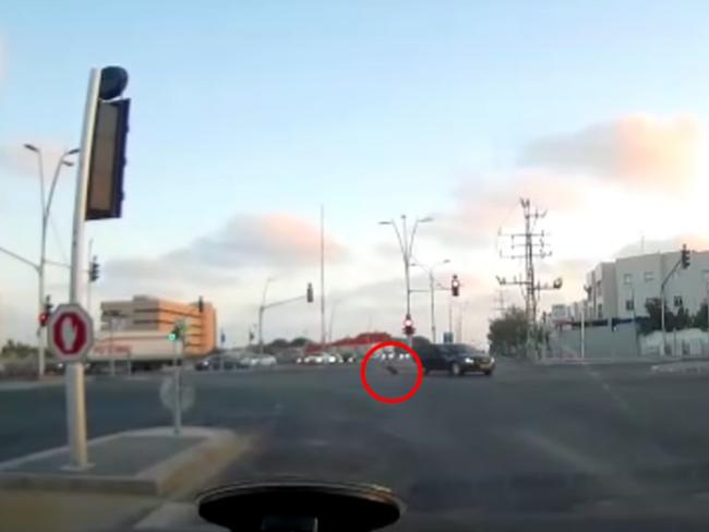 Видео: в Ашдоде прохожие спасли ребенка, выпавшего из машины на ходу