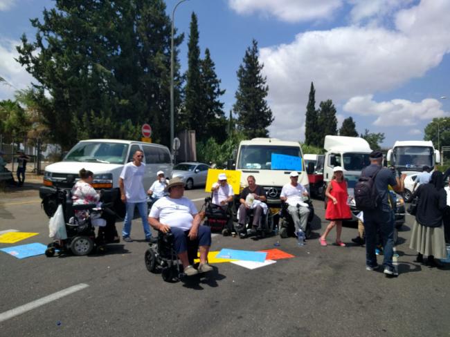 Активисты движения за права инвалидов блокировали движение по шоссе Аялон