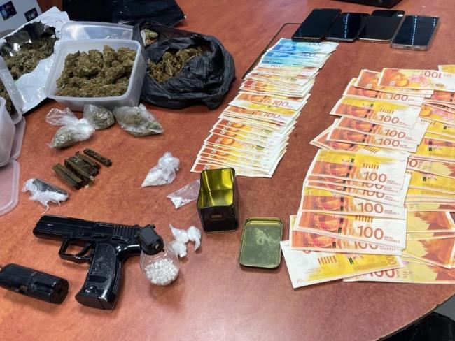 Наркотики, деньги, оружие: полиция провела масштабную операцию в Нетании