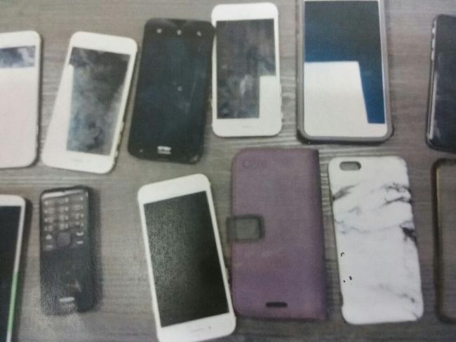 Уборщица из Тайбе арестована за кражу мобильных телефонов у школьников Кфар-Сабы