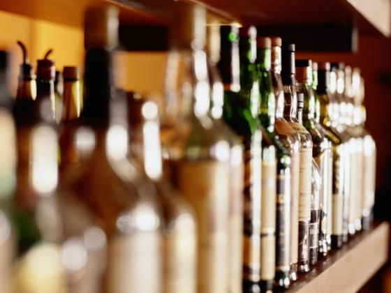 Кнессет ужесточил закон о запрете алкоголя и сигарет
