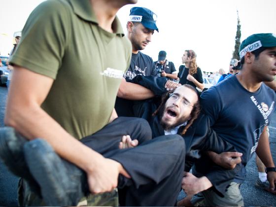 Полицейский ранен во время акции протеста ультраортодоксов