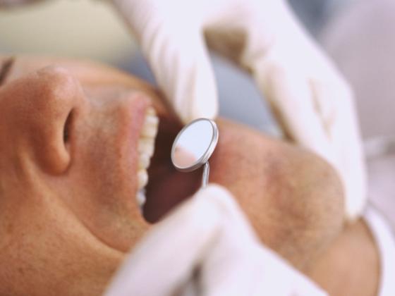 Стоматолог отомстила бывшему мужу, удалив ему все зубы