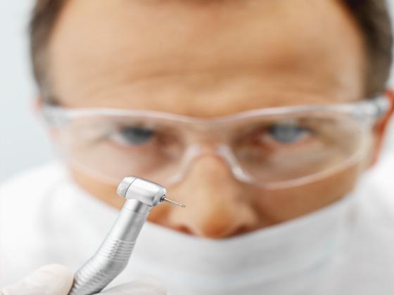 Хайфа: стоматолог развращал 13-летнюю пациентку