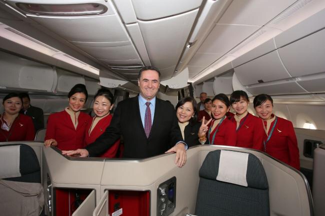 Министр транспорта Кац встретил пассажиров первого рейса  CATHAY PACIFIC из Гонконга в Тель-Авив  
