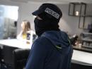 Подозрения на взятки наличными и связи с криминалом: задержаны мэр Кфар-Сабы и его жена