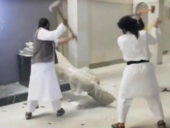 Боевики ИГИЛ уничтожили древние статуи в Мосуле. ВИДЕО