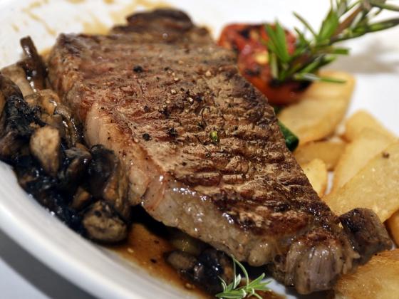Мясоеды возмущены вегетарианским стейком