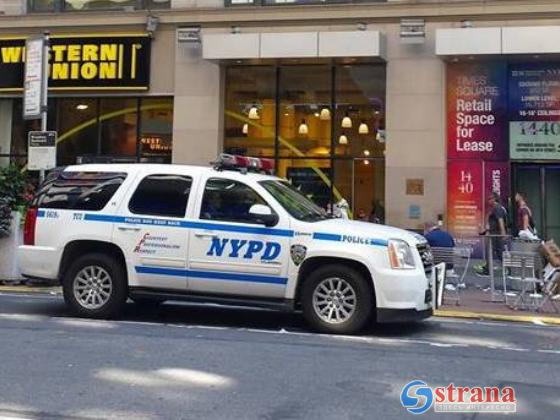 В Нью-Йорке злоумышленник с ножом атаковал хасидскую семью; муж, жена и ребенок ранены