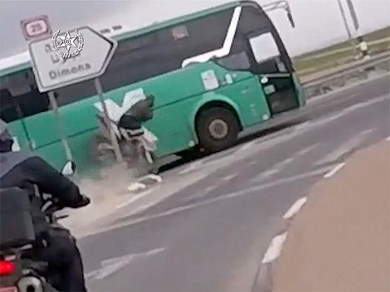 В Негеве мотоциклист врезался в автобус, пытаясь скрыться от полицейской погони