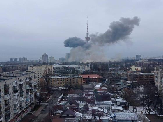 ВИДЕО: армия РФ атаковала телевышку в Киеве, около «Бабьего Яра», есть погибшие