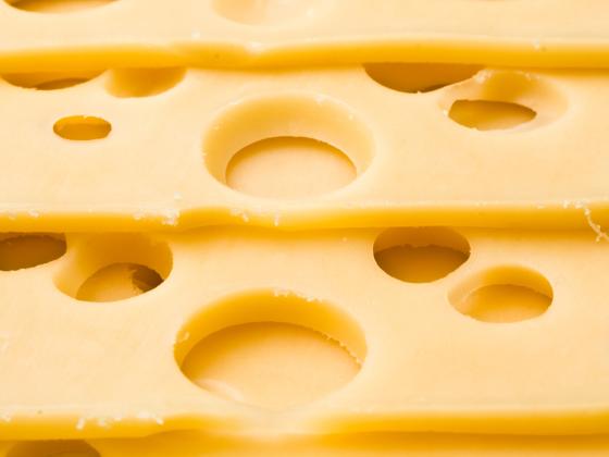 Швейцарские ученые ответили на вопрос, куда пропали дырки из сыра