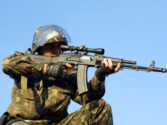 Российские военные разоружают украинскую армию в Крыму