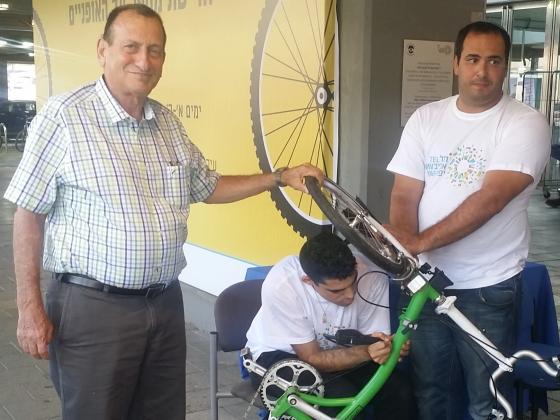 Мэр Тель-Авива Рон Хульдаи попытался защитить свой велосипед от кражи 