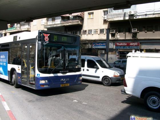 Тель-Авив: водитель автобуса устроил драку с пассажиром на одной из остановок