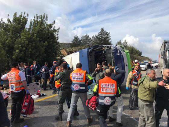 На 443-й трассе перевернулся автобус: двое погибших, десятки пострадавших