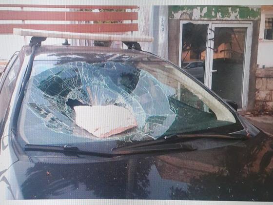 Житель Хайфы, получив штраф за отсутствие маски, разбил лобовое стекло автомобиля инспектора
