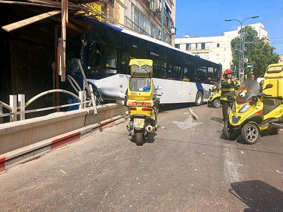 В Гиватаиме автобус врезался в жилой дом, есть раненые