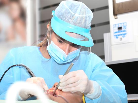 Женщина с кривыми зубными протезами добилась от врача компенсации в 127 тысяч шекелей