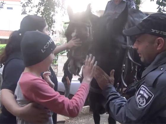 Конная полиция и кинологи приехали к больной раком девочке, чтобы ее поддержать (ВИДЕО)