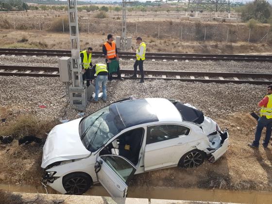 В Беэр-Шеве автомобиль заехал на железнодорожные пути; перебои в движении поездов