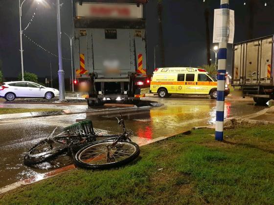 В Ор-Иегуде грузовик сбил мужчину, ехавшего на велосипеде, пострадавший в критическом состоянии