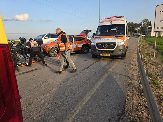 Автобус врезался в толпу протестующих ортодоксов возле Комемиют, погиб подросток