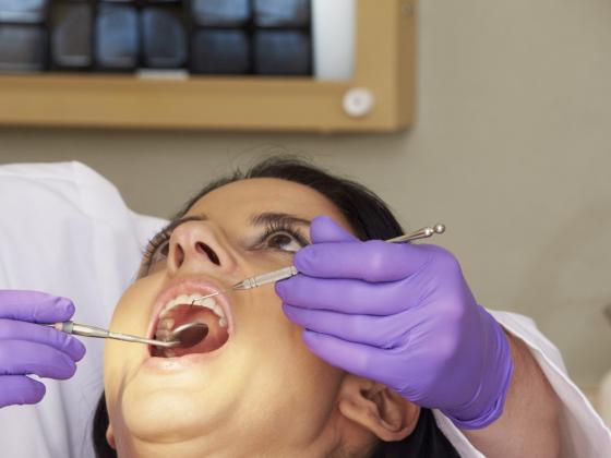 Женщина едва не умерла от лечения у стоматолога в Ришон ле-Ционе
