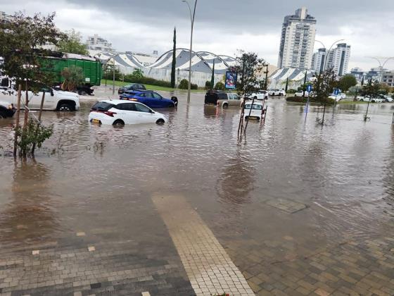 Шторм «Байрон»: людей спасают из затоплений, в Нетании насмерть замерз мужчина
