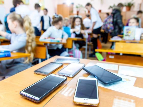 Минпрос Израиля объявил о запрете смартфонов в начальных школах с февраля 2026 года