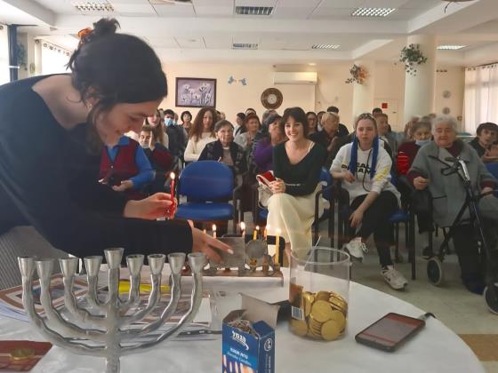 «Свеча для одного - свеча для сотни: как прошли ханукальные встречи поколений»