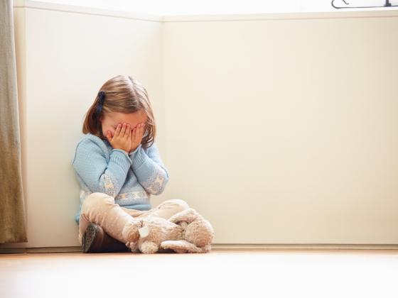 Воспитательница детсада подозревается в издевательствах над годовалыми детьми 