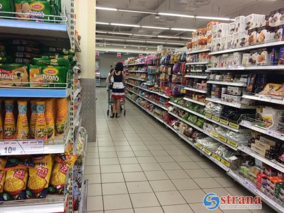 На товарах «Осем» в супермаркетах появились протестные наклейки: «Не покупаем»