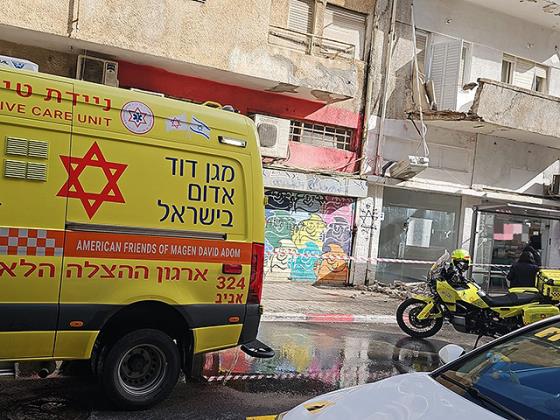 Видео: в Тель-Авиве на прохожего рухнул фрагмент балкона, он в тяжелом состоянии