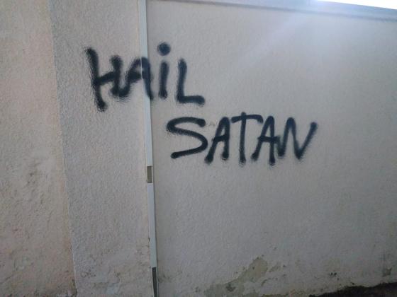 Акция вандализма в синагоге в Нетании: символы сатанистов и выброшенный бюстгальтер