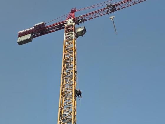 Пожарные спасли двух мужчин со строительного крана в Лоде, ими занимаются медики