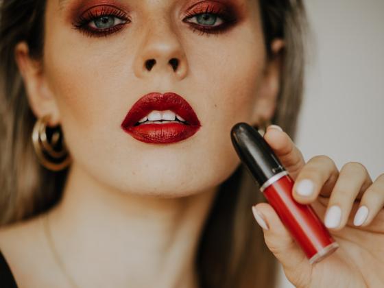 Красная помада в романтическом макияже 2019 - 5 трендовых образов от крупнейших мировых брендов