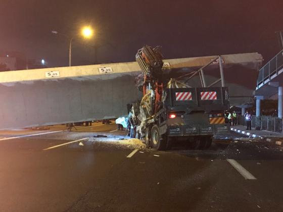 Видео: в Бней-Браке пешеходный мост рухнул на грузовик