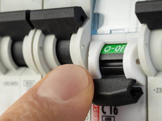 Министр энергетики распорядился отключить объекты UNRWA от энерго и водоснабжения