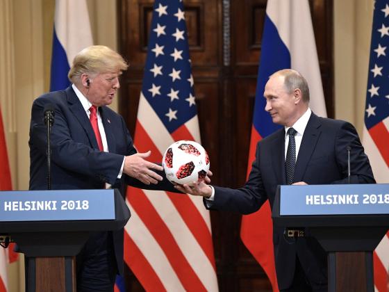 Bloomberg: В футбольном мяче, который Путин подарил Трампу, есть чип с передатчиком