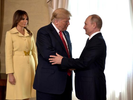 В сети обратили внимание на лицо Мелании Трамп после рукопожатия с Путиным