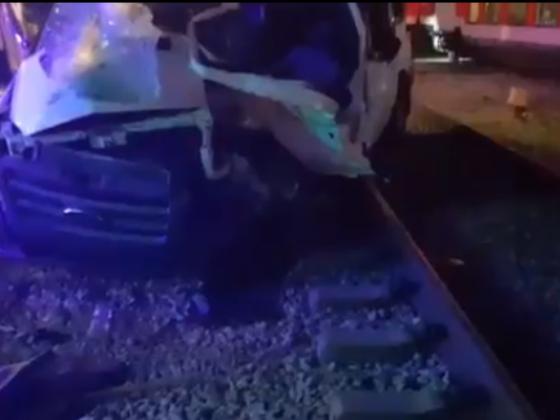 Видео: в Лоде поезд врезался в выехавший на пути микроавтобус