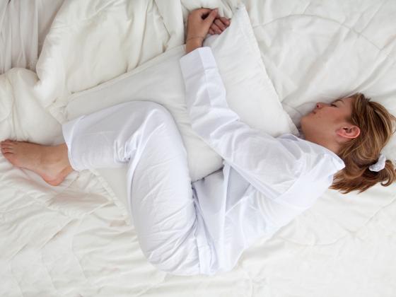 Ученые назвали позу для здорового сна